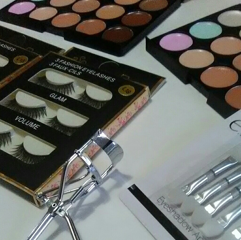 Glam 2 Pack 15 Color Concealer Palettes + 5 Host P - Picture 1 of 6
